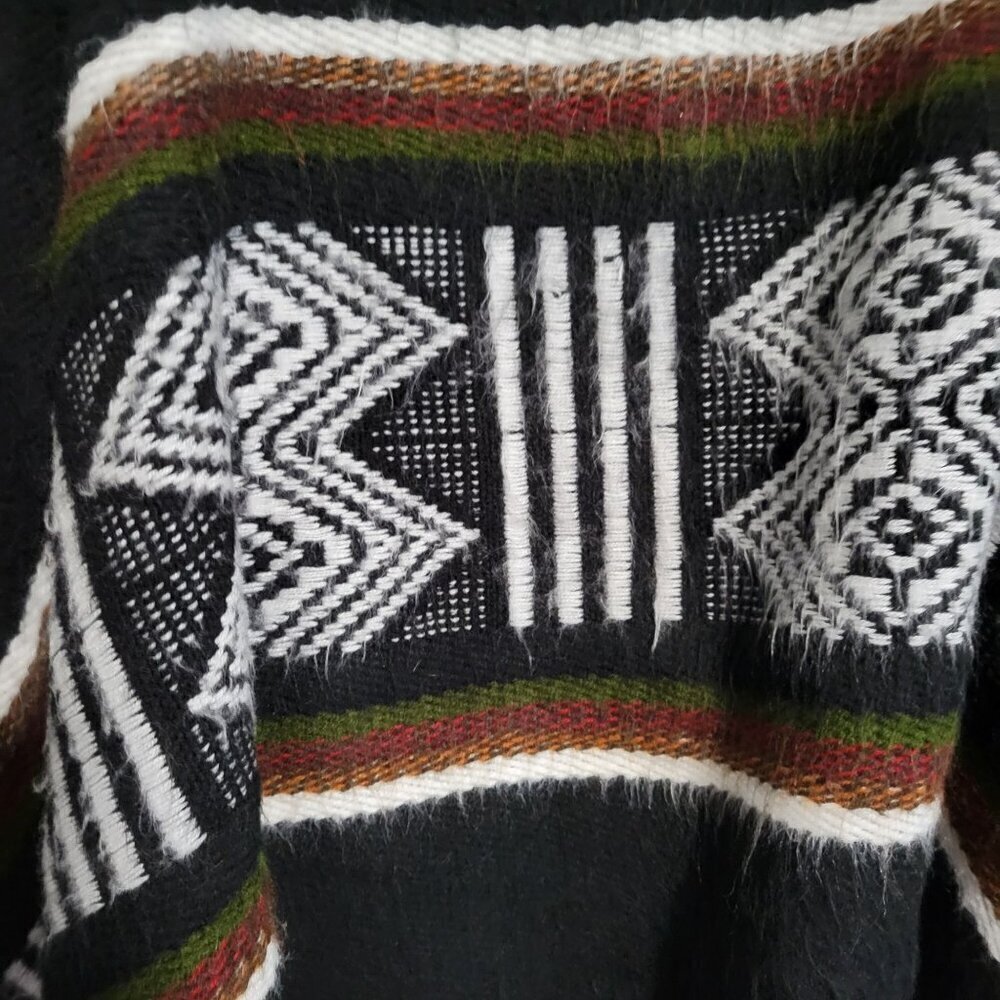 Gorgeous Artsy Aztec Boho Print Poncho Wrap Black Size OS - Picture 3 of 9